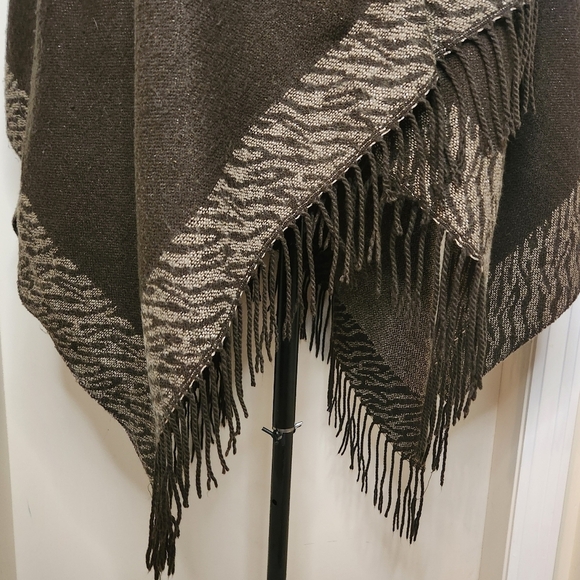 Vintage Reversible Zebra Cape Shawl - Picture 9 of 11